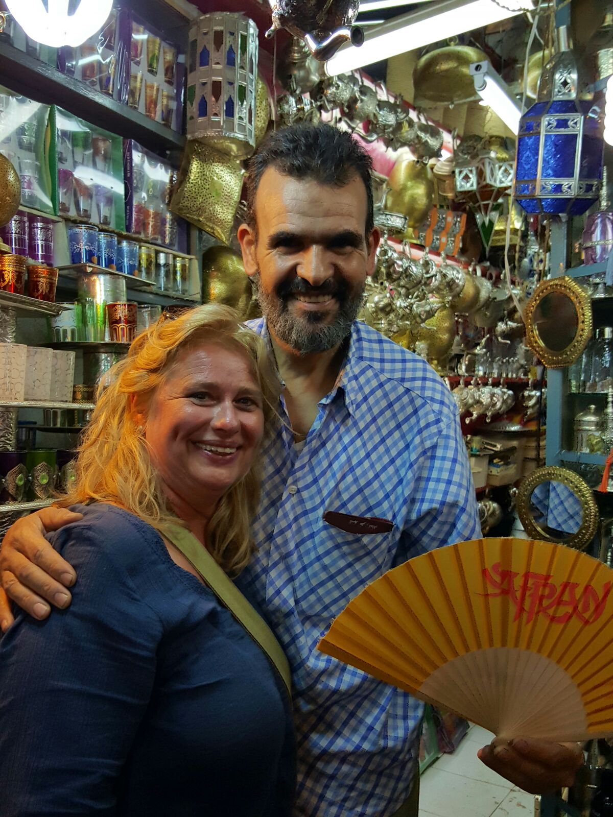 Abdelhakim mit dem Safran Fächer in Marrakesch Abdelhakim mit dem Safran Fächer in Marrakesch
