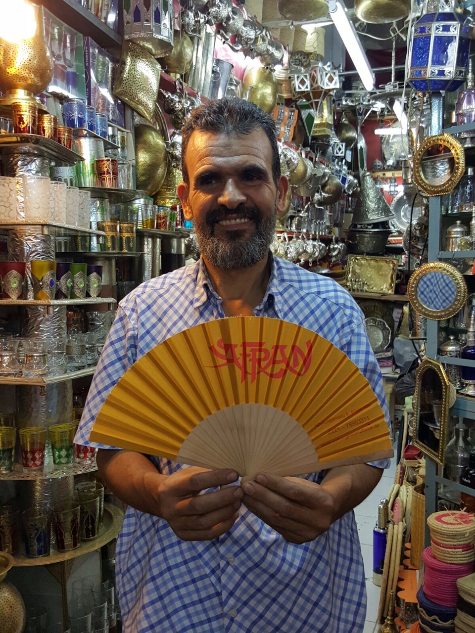 Der Glashändler in Marrakesch mit dem Safran Fächer Der Glashändler in Marrakesch mit dem Safran Fächer