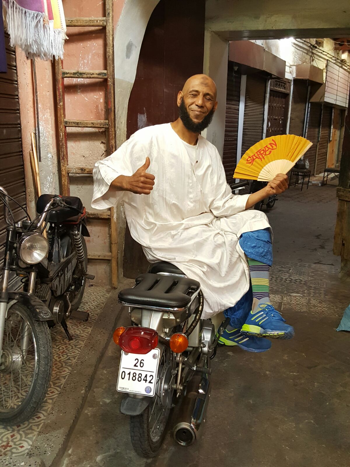 Der Safran Fächer in im Souk von Marrakesch Der Safran Fächer in im Souk von Marrakesch
